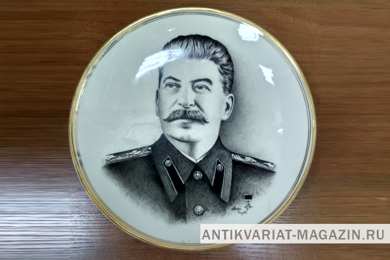 Сталин на арбатской. Значки с изображением Сталина. Значок с портретом Сталина. Тарелка с изображением Сталина.